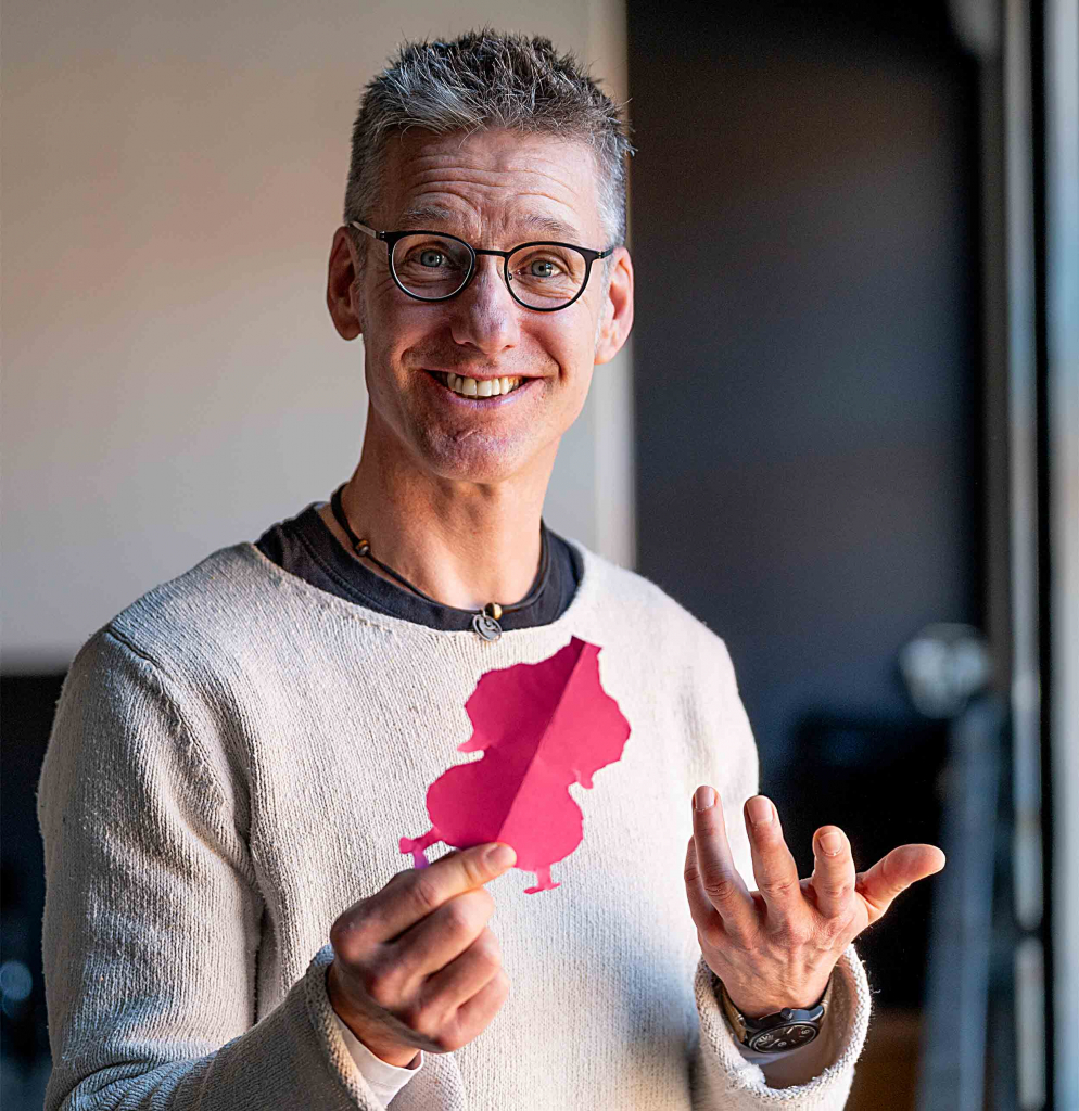 Michel Koppe hält ein gebasteltes Steinzeitrebhuhn in der Hand