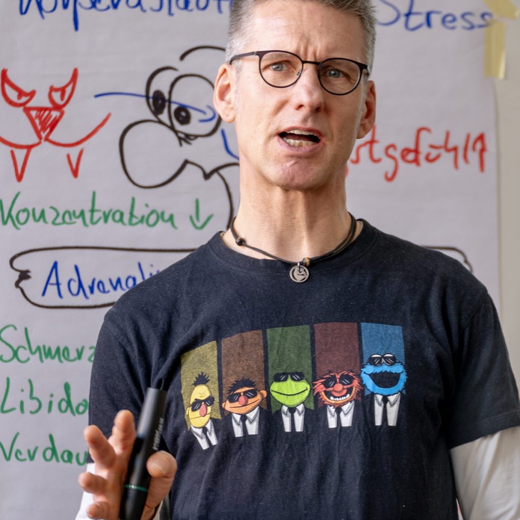 Michel Koppe während eines Vortrages in einer Diksussion